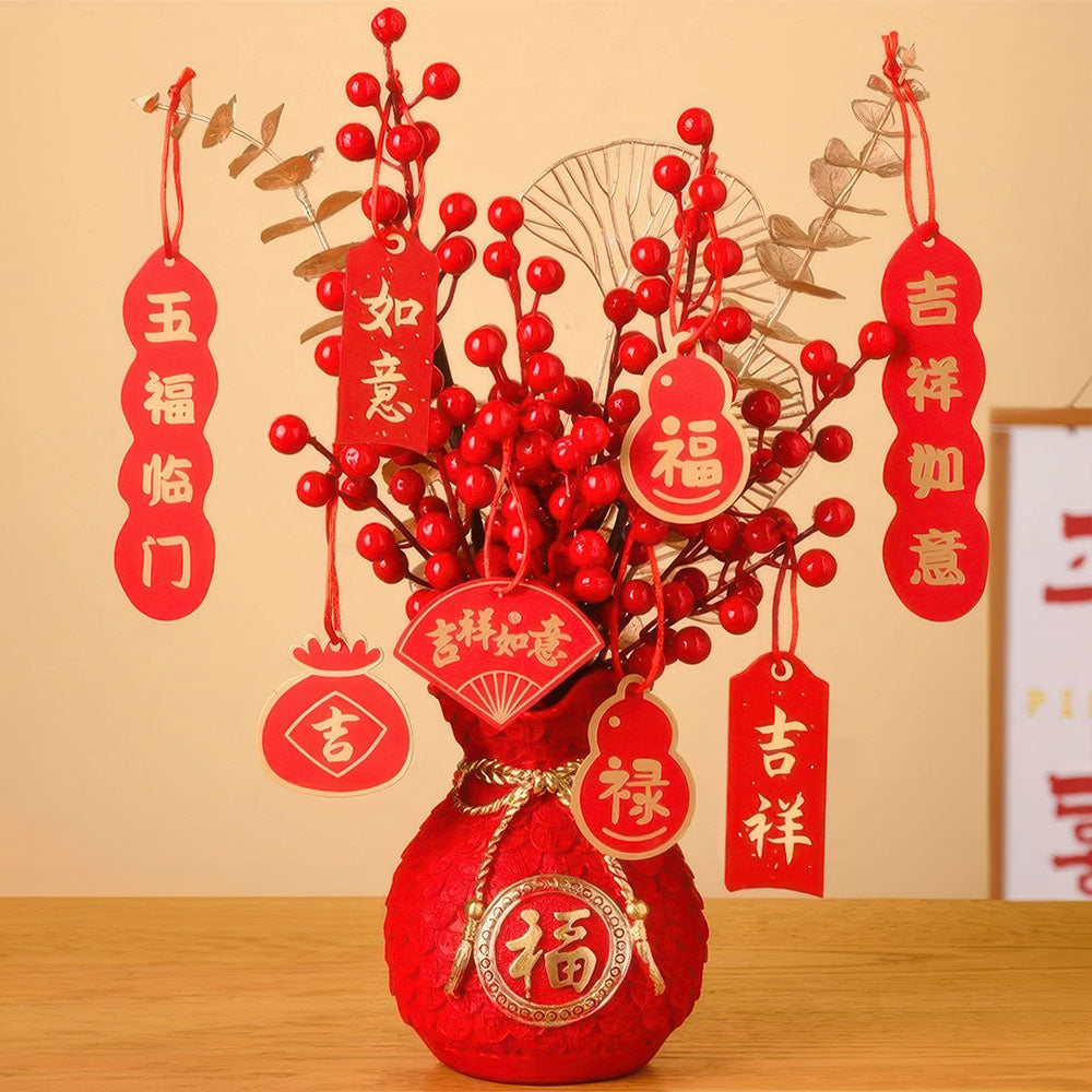 Variante de décoration du porte-bonheur chinois rouge avec différents pendentifs.