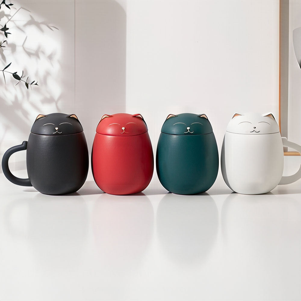 Toutes les couleurs de la tasse chinoise chat en céramique (noir, rouge, vert, blanc) alignées