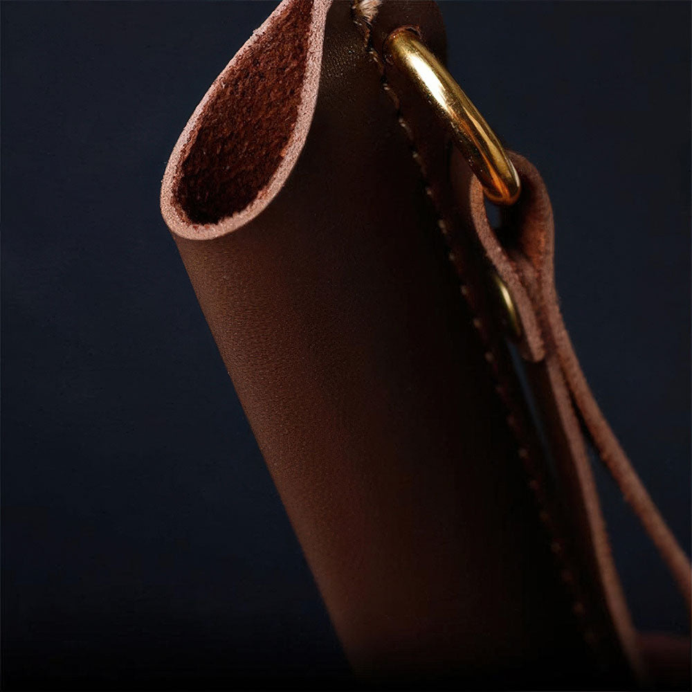 Gros plan sur l'étui en cuir du couteau chinois de poche, montrant l'épaisseur du cuir.