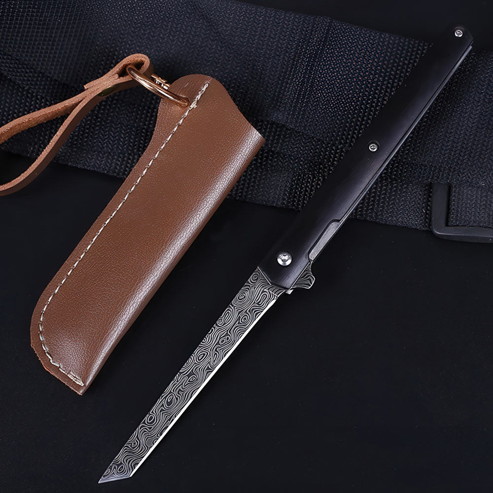 Couteau pliant de style Higonokami avec un manche en bois noir et une lame en acier damas.