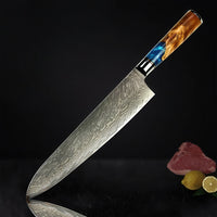 Thumbnail for Le reflet de la lame damassée, preuve de la qualité supérieure de ce couteau de cuisine.