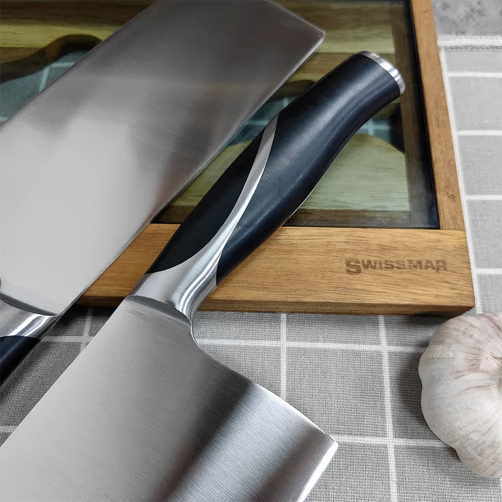 Détail de la finition et de l'équilibre d'un hachoir de chef professionnel.