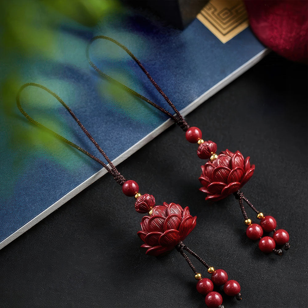 Paire de fleurs porte-bonheur chinoises en cinabre, idéales comme pendentifs ou décorations.