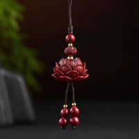 Thumbnail for Pendentif porte-bonheur en forme de fleur de lotus, un symbole de pureté et d'éveil spirituel.
