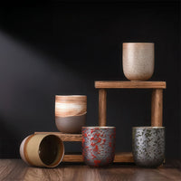 Thumbnail for Présentation des différents modèles de tasses à thé artisanales sur des supports en bois