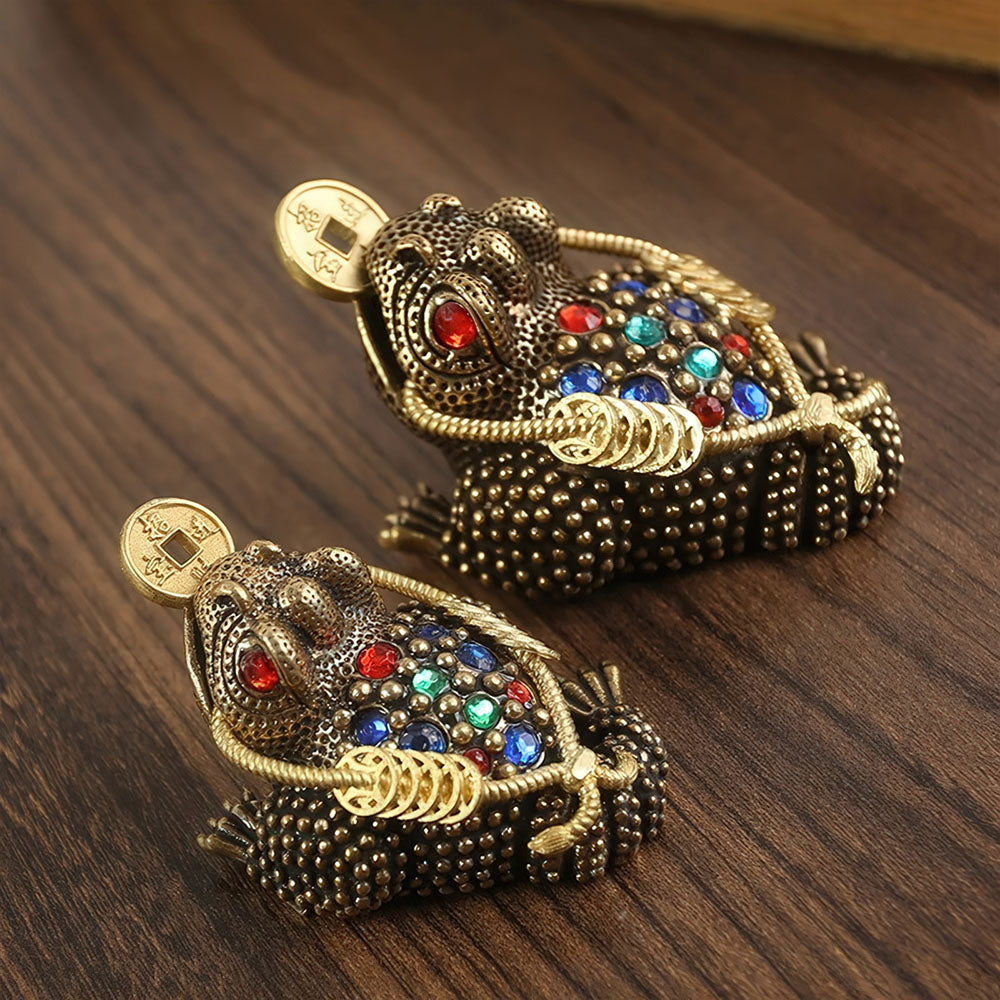 Les deux tailles de la grenouille porte-bonheur chinoise en laiton, ornées de cristaux colorés.