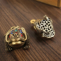 Thumbnail for Deux modèles de la grenouille porte-bonheur chinoise en laiton, l'un montrant son dos ajouré.