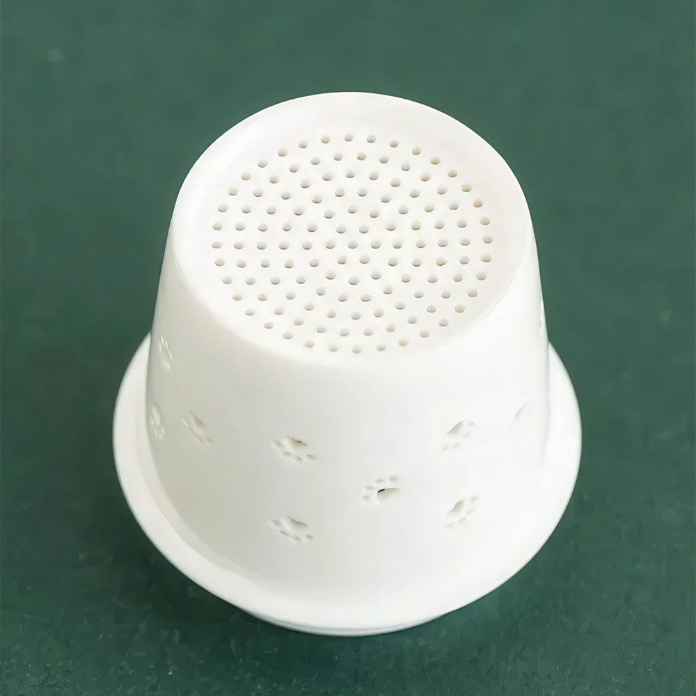 Détail du filtre à thé en céramique avec ses perforations en forme de pattes