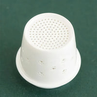 Thumbnail for Détail du filtre à thé en céramique avec ses perforations en forme de pattes