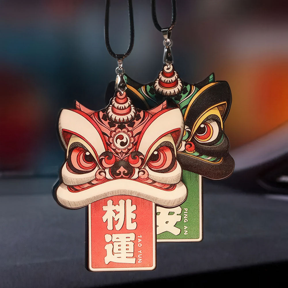 Pendentifs de la danse du lion pour attirer l'amour ("Tao Yun") et la sécurité ("Ping An").