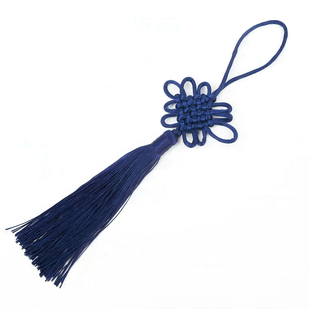 Le nœud porte-bonheur chinois de couleur bleu marine.