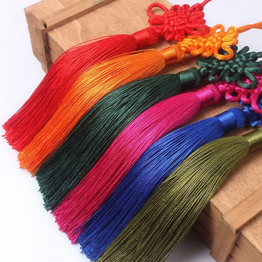 Assortiment de nœuds mystiques traditionnels chinois avec pompons.