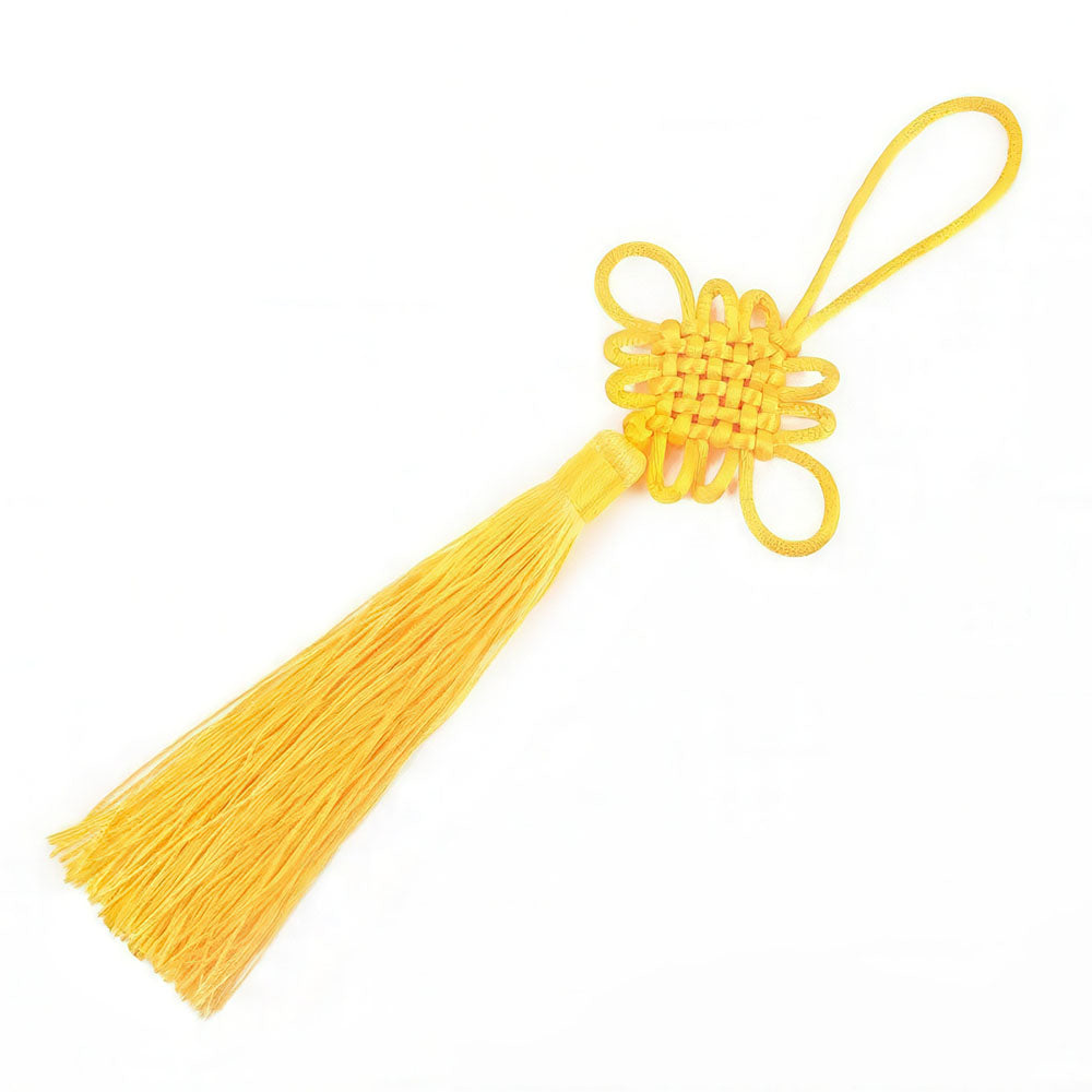 Le nœud porte-bonheur chinois de couleur jaune.