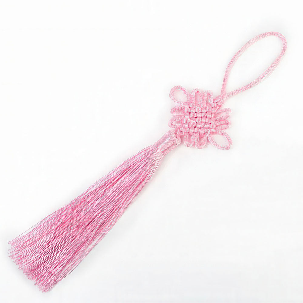 Le nœud porte-bonheur chinois de couleur rose pâle.