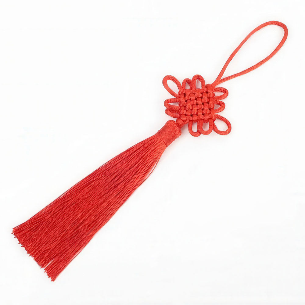 Le nœud porte-bonheur chinois de couleur rouge vif.