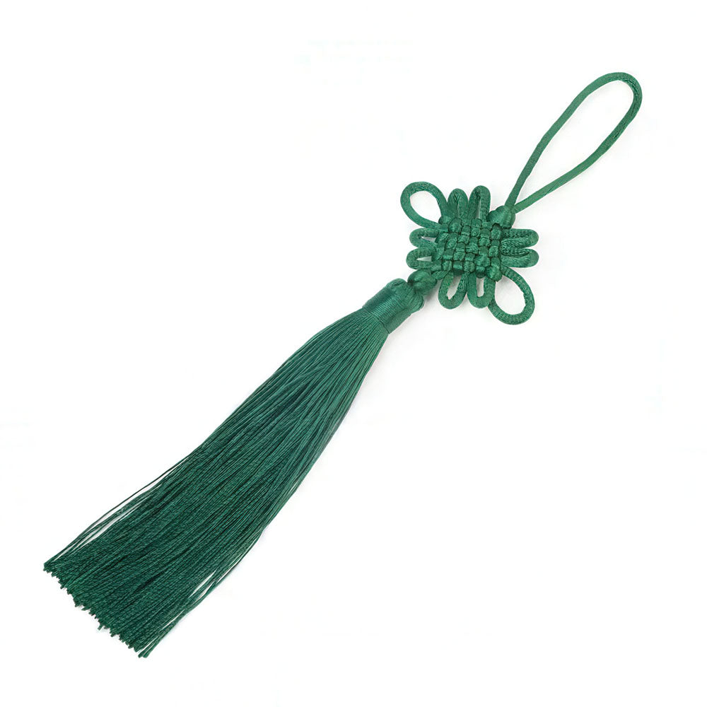 Le nœud porte-bonheur chinois de couleur vert foncé.
