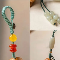 Thumbnail for Gros plan sur les détails du porte-bonheur lapin : perles de jade, agate et boucle tressée.