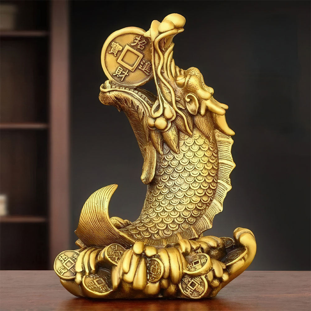 Vue de profil de la statue en cuivre du poisson dragon, illustrant son mouvement et sa puissance.