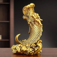 Thumbnail for Vue de dos de la statue du poisson porte-bonheur, montrant la finesse de la sculpture des écailles.