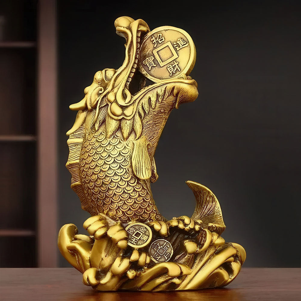 Statue en cuivre du poisson Arowana, ou "poisson dragon", tenant une pièce de fortune dans sa bouche.
