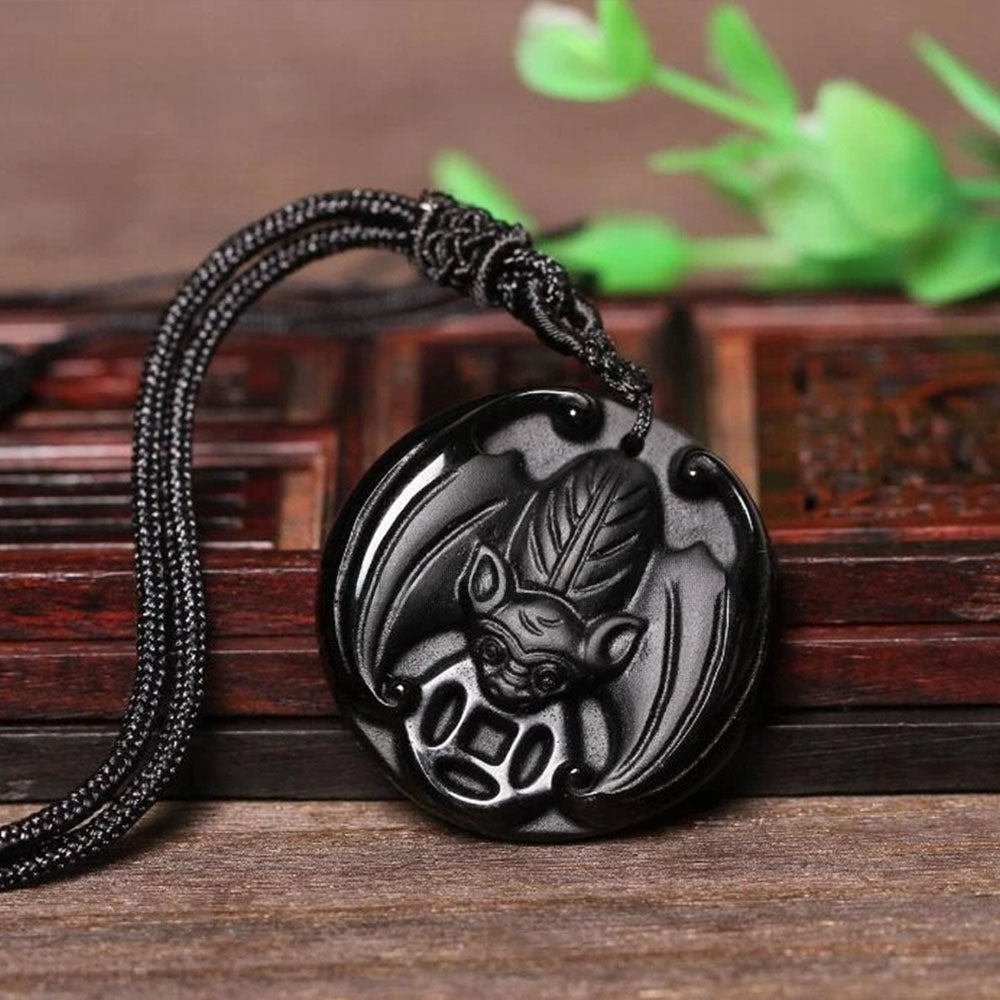 La variante du porte-bonheur chauve-souris, avec son cordon tressé simple et ajustable.