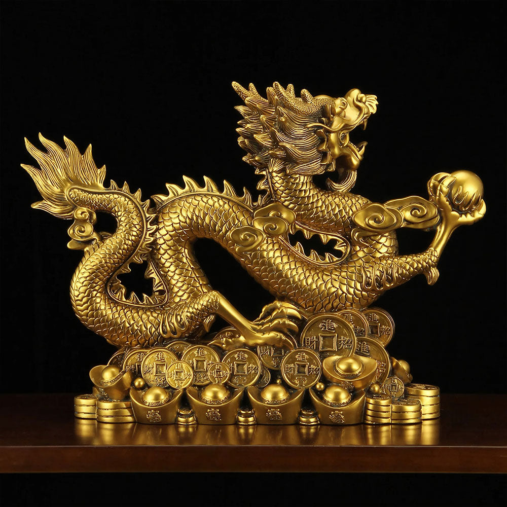 Vue détaillée de la statue du dragon porte-bonheur chinois, mettant en valeur la finesse de la sculpture en cuivre.