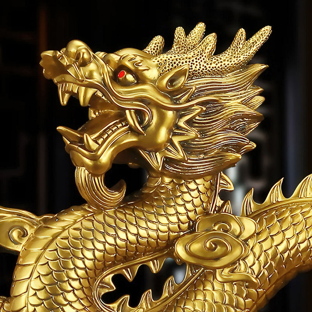 Gros plan sur la tête du dragon en cuivre, montrant ses yeux rouges et ses écailles détaillées.