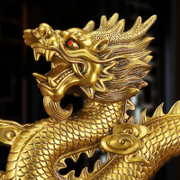 Thumbnail for Gros plan sur la tête du dragon en cuivre, montrant ses yeux rouges et ses écailles détaillées.
