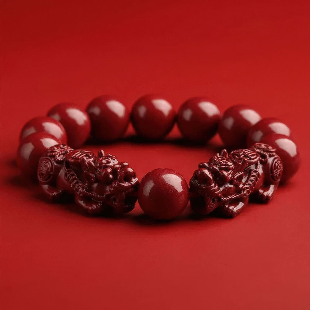 Le porte-bonheur chinois Feng Shui, modèle Double Pixiu avec des perles lisses en cinabre.