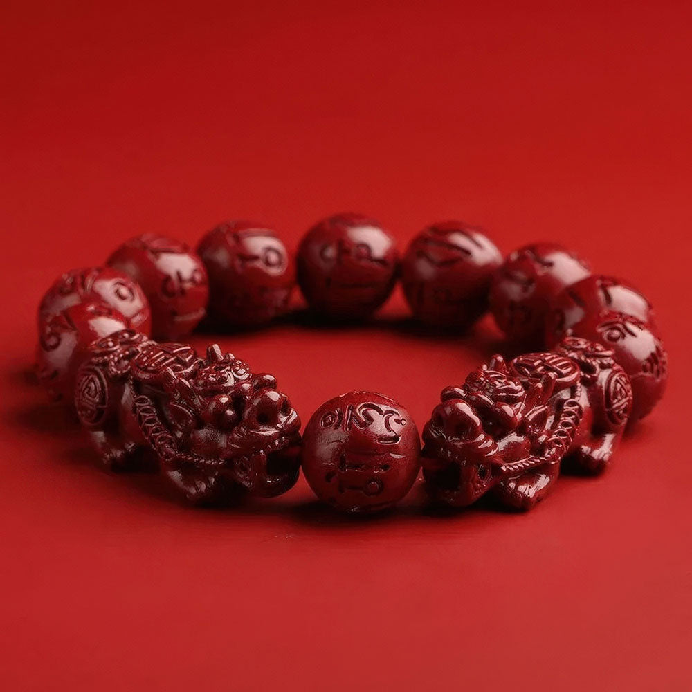 La variante du porte-bonheur chinois Feng Shui avec des perles de cinabre gravées de mantras.