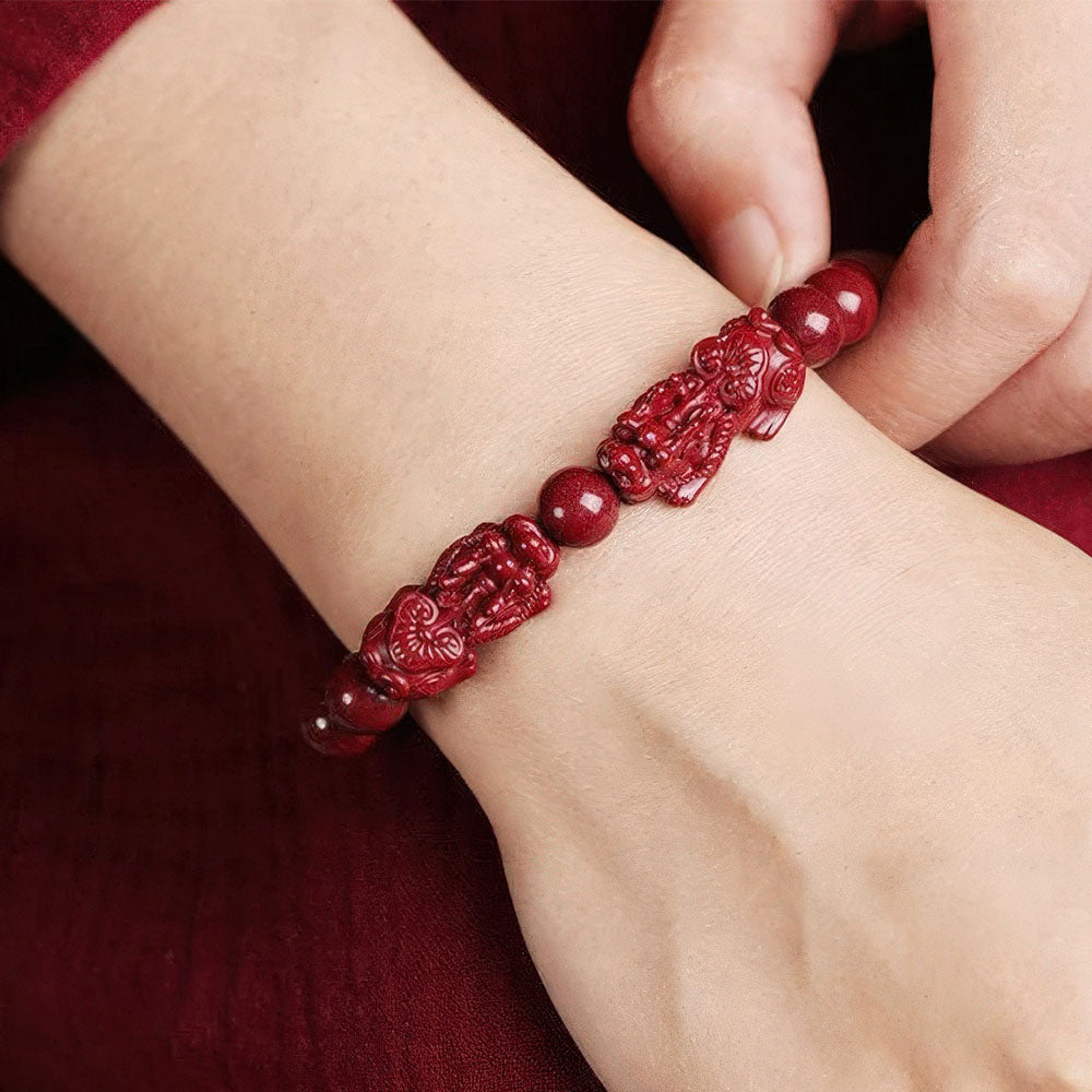 Vue du bracelet porte-bonheur en situation, montrant sa taille et son allure.