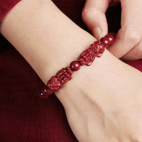 Thumbnail for Vue du bracelet porte-bonheur en situation, montrant sa taille et son allure.