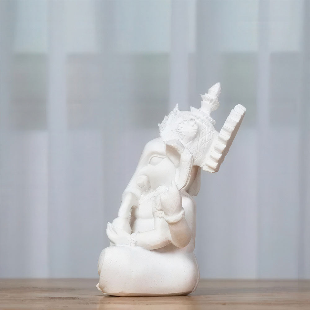 Vue de profil de la statue porte-bonheur Ganesh en résine blanche, montrant les détails de sa coiffe.