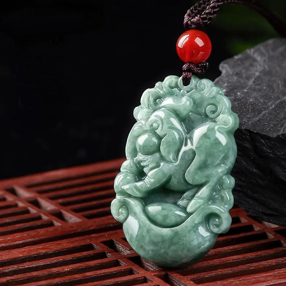 Pendentif en jade sculpté à l'effigie du Cochon du zodiaque.