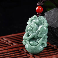 Thumbnail for Pendentif en jade sculpté à l'effigie du Cochon du zodiaque.