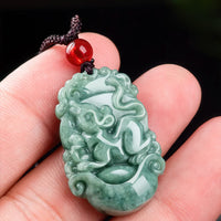 Thumbnail for Le porte-bonheur chinois en jade tenu en main pour montrer sa taille réelle.