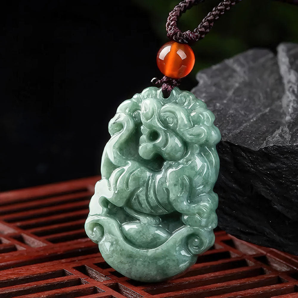 Pendentif en jade sculpté à l'effigie du Tigre du zodiaque.