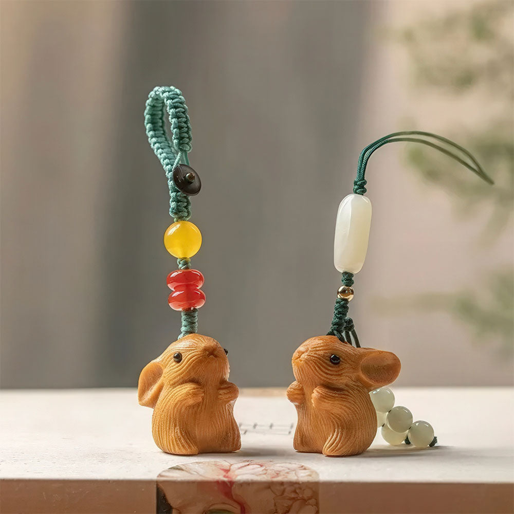 Les deux modèles du porte-bonheur chinois en forme de lapin, sculptés dans du bois de santal clair.