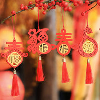 Thumbnail for Assortiment de quatre porte-bonheurs chinois rouges pour la Fête du Printemps.