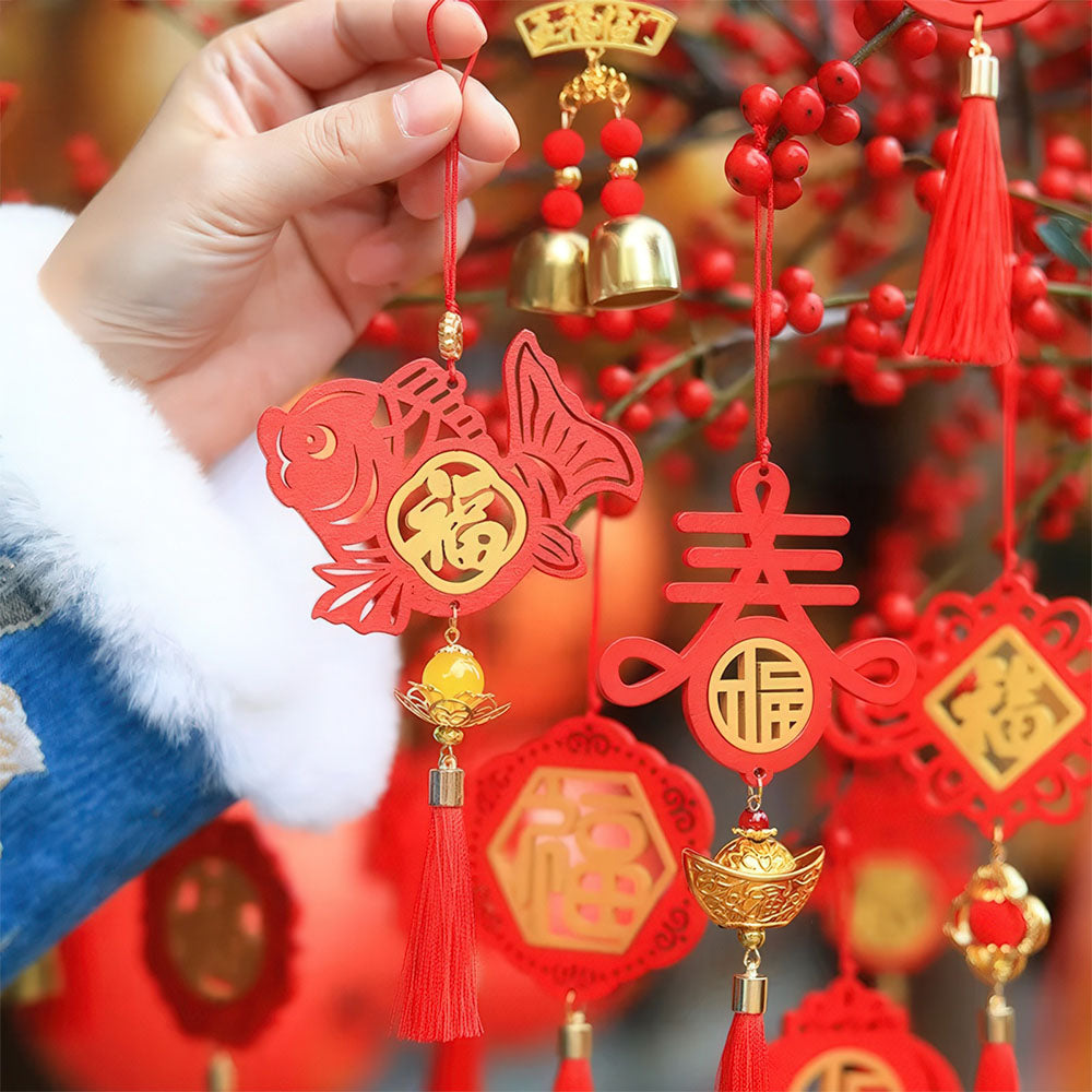 Différents modèles de décorations Feng Shui rouges avec le caractère de la fortune "Fú".