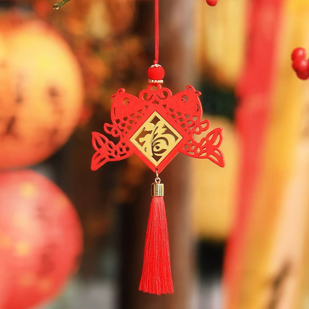 Pendentif avec deux carpes, symbole d'abondance et d'harmonie.