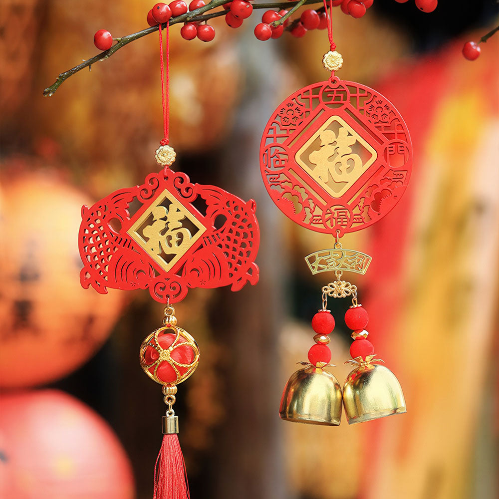 Duo de porte-bonheurs chinois rouges : un modèle Poisson et un modèle Clochettes.