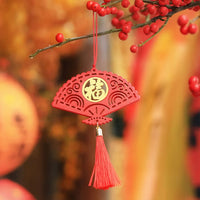 Thumbnail for Le porte-bonheur chinois rouge, éventail ajouré avec des carpes.
