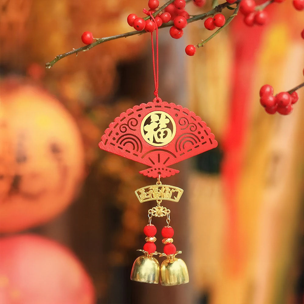 Le porte-bonheur chinois rouge en forme d'éventail avec des clochettes.