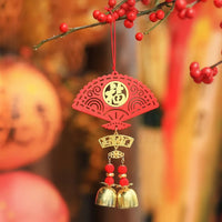 Thumbnail for Le porte-bonheur chinois rouge en forme d'éventail avec des clochettes.
