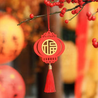 Thumbnail for Le porte-bonheur chinois rouge en forme de lanterne carrée.
