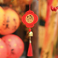 Thumbnail for Le porte-bonheur chinois rouge en forme de lanterne avec une clochette.