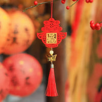 Thumbnail for Le porte-bonheur chinois rouge en forme de main de Bouddha avec un lingot d'or.