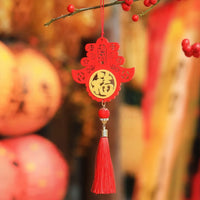Thumbnail for Le porte-bonheur chinois rouge en forme de main de Bouddha avec une perle.