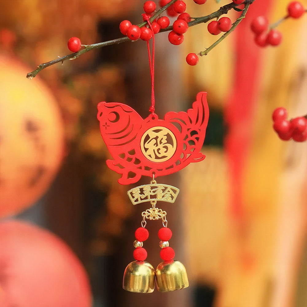 Le porte-bonheur chinois rouge en forme de poisson avec des clochettes.